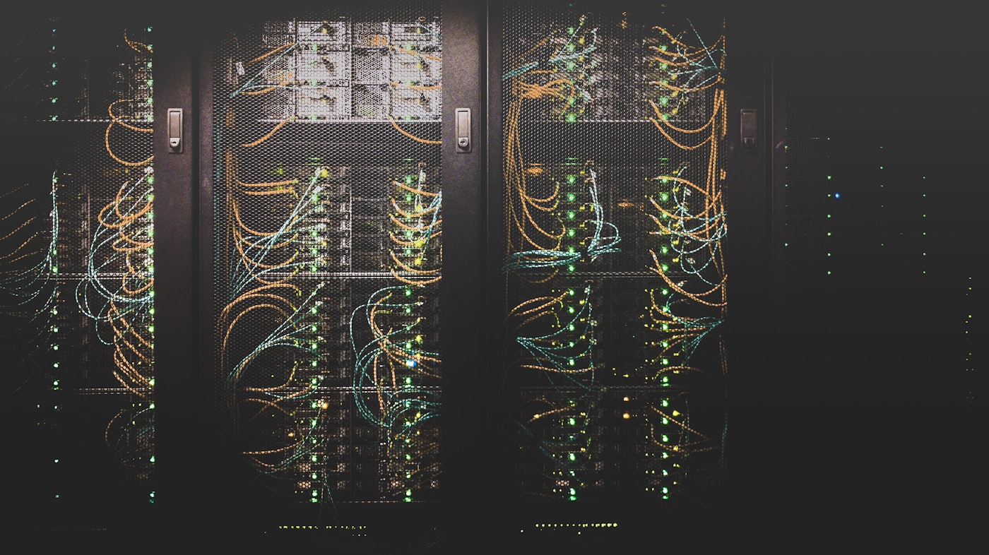 رک‌های سرور در مرکز دادهٔ سازمانی