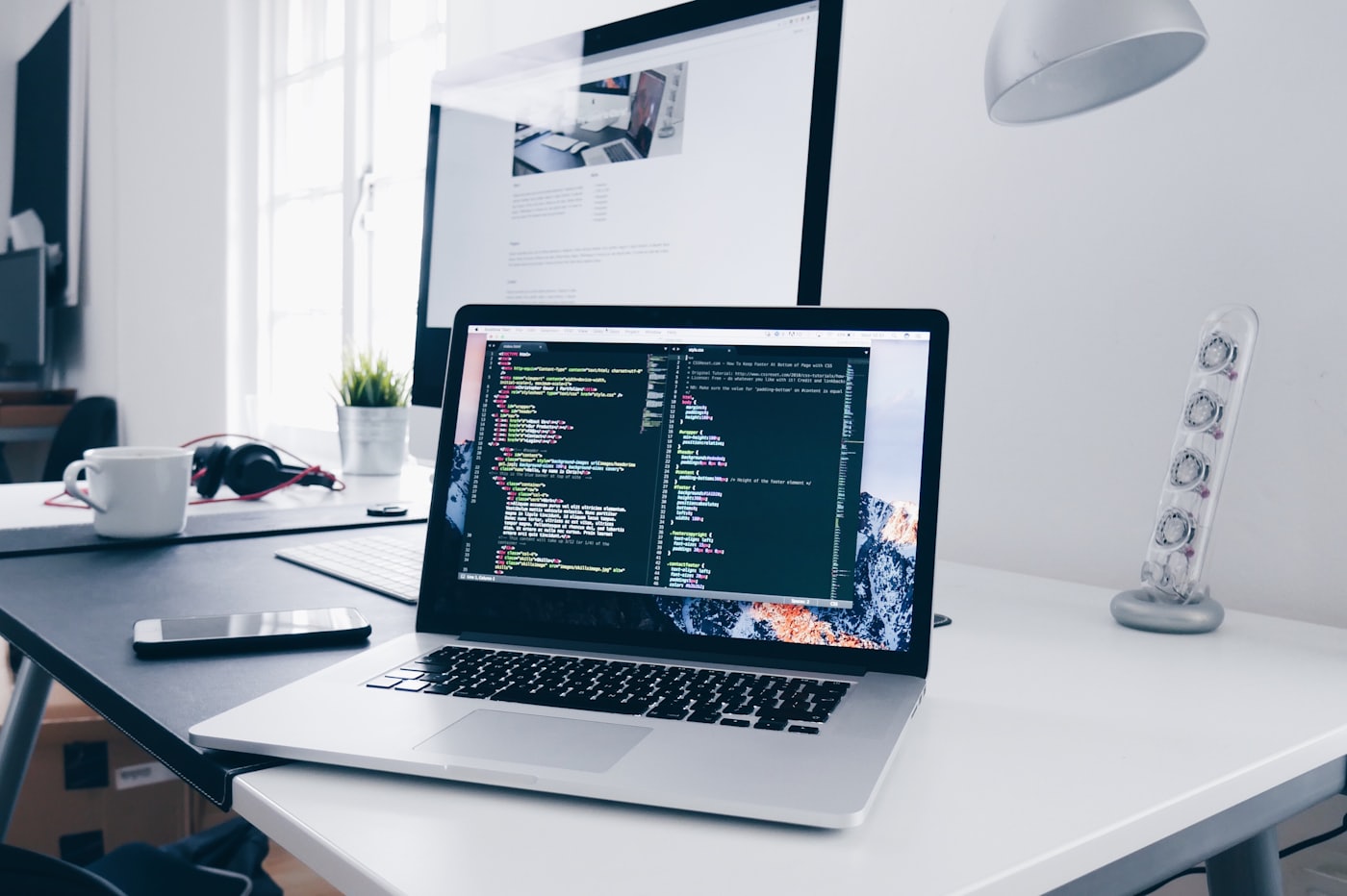 میز کار توسعه‌دهنده با کد باز روی نمایشگر